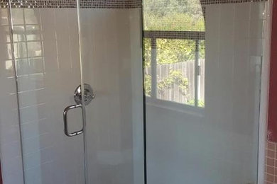 Diseño de cuarto de baño principal contemporáneo