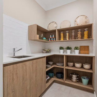 Idées déco pour une arrière-cuisine contemporaine avec une crédence en carreau de céramique, un sol en carrelage de céramique, un sol beige, un évier encastré, un placard sans porte, des portes de placard en bois brun et une crédence blanche.