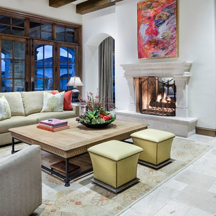 Offenes Mediterranes Wohnzimmer mit Tunnelkamin in Austin