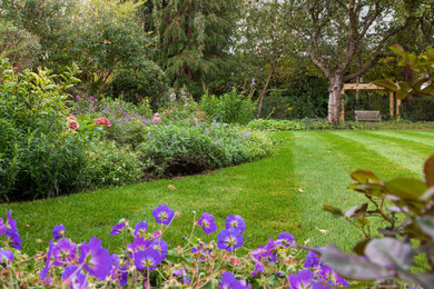 Modelo de jardín clásico grande en patio trasero