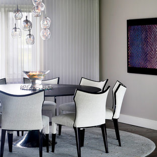 ブリッジポートの中サイズのモダンスタイルのLDKの画像 (グレーの壁、濃色無垢フローリング、暖炉なし、茶色い床)