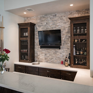 フェニックスの小さいモダンスタイルのおしゃれなウェットバー (濃色木目調キャビネット、ラミネートカウンター、ベージュキッチンパネル、石タイルのキッチンパネル、落し込みパネル扉のキャビネット) の写真