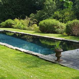 Mittelgroßes Klassisches Sportbecken hinter dem Haus in rechteckiger Form mit Dielen in Le Havre