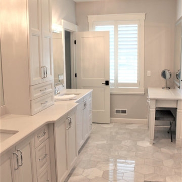 Showplace EVO Master Bath & Vanity in Edgewater White Dove