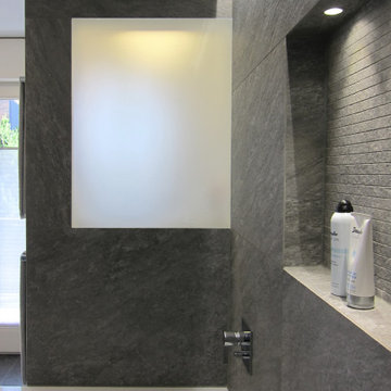 Abtrennung zum WC mit Mattglas