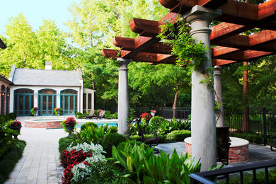 Traditional backyard garden in Dallas with a garden path and natural stone pavers.