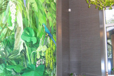 Идея дизайна: большая главная ванная комната в современном стиле с плоскими фасадами, серыми фасадами и зелеными стенами
