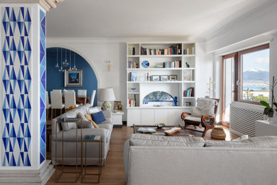 Esempio di un soggiorno mediterraneo con pareti bianche, pavimento in legno massello medio e pavimento marrone