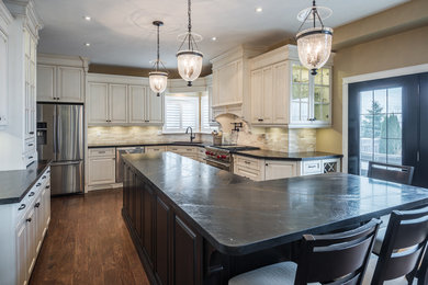 Example of a classic kitchen design in Toronto