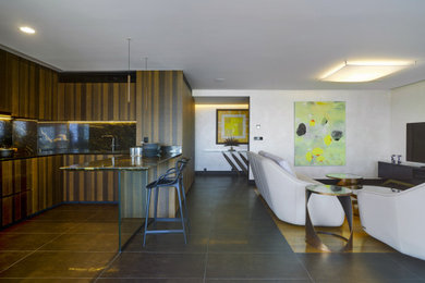 Foto de sala de estar abierta grande con paredes multicolor, televisor independiente y suelo marrón