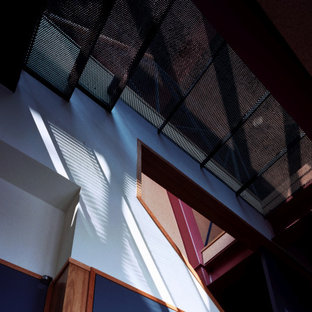 Idées déco pour un couloir éclectique en bois de taille moyenne avec un mur multicolore, un sol en bois brun, un sol marron et un plafond en lambris de bois.