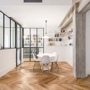 ローマの中サイズのコンテンポラリースタイルのLDKの画像 (白い壁、無垢フローリング、暖炉なし、茶色い床)