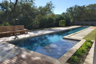 This is an example of a modern swimming pool in Austin.