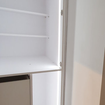 multifunktionaler Einbauschrank mit Beleuchtung