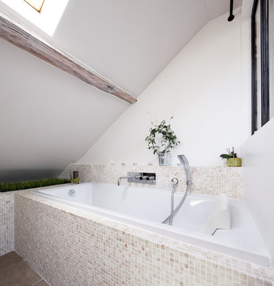Современный Ванная комната by Hugo Hebrard photographe d'architecture