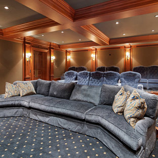 Réalisation d'une grande salle de cinéma tradition fermée avec un mur beige, moquette, un écran de projection et un sol bleu.