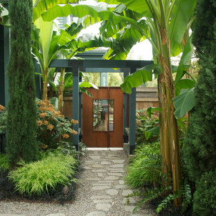 Imagen de jardín actual, en patio trasero, con adoquines de piedra natural