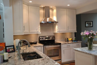 Transitional kitchen photo in Tampa