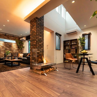 Idéer för ett mellanstort modernt allrum med öppen planlösning, med ett finrum, bruna väggar, plywoodgolv, en dubbelsidig öppen spis, en spiselkrans i trä, en fristående TV och brunt golv