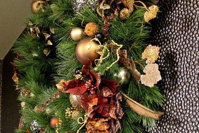 Custom Holiday Decorum: Wreaths & Holiday Concepts.