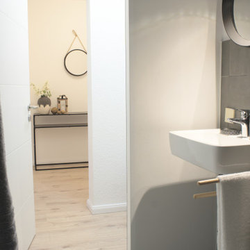 Badezimmer mit Blick in den Flur