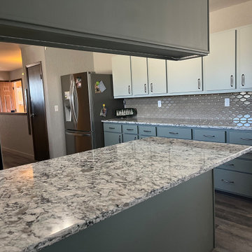 Contemporary Kitchen Remodel Done in Two-Tone Colored Cabinets