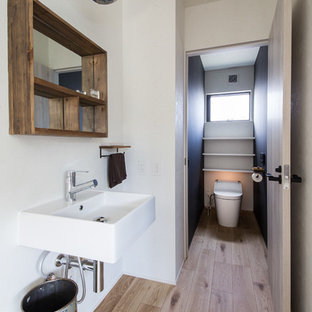 他の地域のインダストリアルスタイルのおしゃれなトイレ・洗面所 (白い壁、淡色無垢フローリング、壁付け型シンク、ベージュの床) の写真