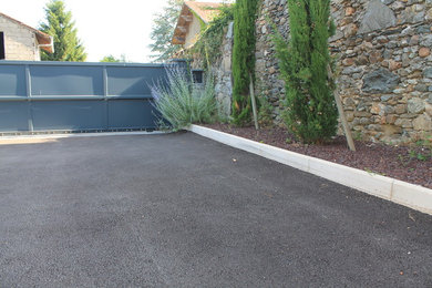 Cette photo montre un garage moderne.