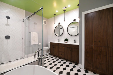 ワシントンD.C.にあるミッドセンチュリースタイルのおしゃれな浴室の写真