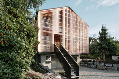 Große, Zweistöckige Moderne Holzfassade Haus mit Satteldach, Ziegeldach, schwarzem Dach und Verschalung in Stuttgart