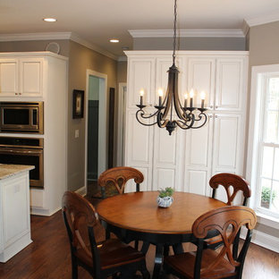 ローリーの中サイズのトラディショナルスタイルのLDKの画像 (ベージュの壁、無垢フローリング、暖炉なし)