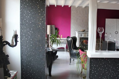 Idée de décoration pour un salon design ouvert avec un mur rose, un sol en carrelage de céramique, un poêle à bois et un sol gris.
