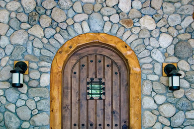 Example of a classic entryway design in New York