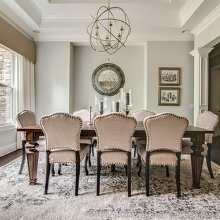 Geschlossenes, Großes Klassisches Esszimmer ohne Kamin mit blauer Wandfarbe, dunklem Holzboden und schwarzem Boden in Charlotte