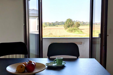 Foto di una cucina design di medie dimensioni con lavello sottopiano, ante in legno chiaro, top in cemento, paraspruzzi bianco, elettrodomestici in acciaio inossidabile, pavimento in vinile, penisola e pavimento grigio