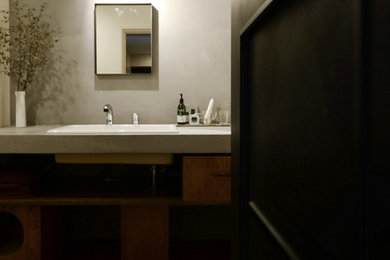 他の地域にあるインダストリアルスタイルのおしゃれなトイレ・洗面所の写真