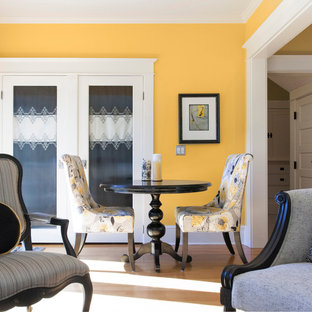 Salle A Manger Avec Un Mur Jaune Portland Photos Et Idees Deco