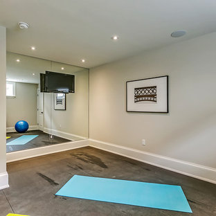 トロントの中サイズのトランジショナルスタイルのおしゃれな多目的ジム (ベージュの壁、コンクリートの床、グレーの床) の写真