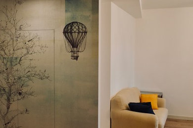 Idee per un grande soggiorno minimal aperto con pareti bianche e parquet chiaro