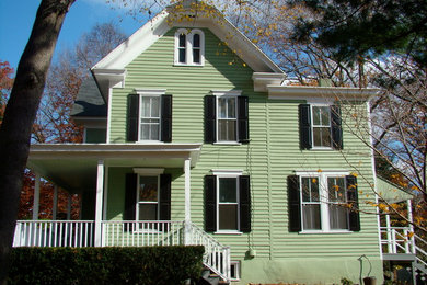 フィラデルフィアにある高級なカントリー風のおしゃれな家の外観 (緑の外壁) の写真