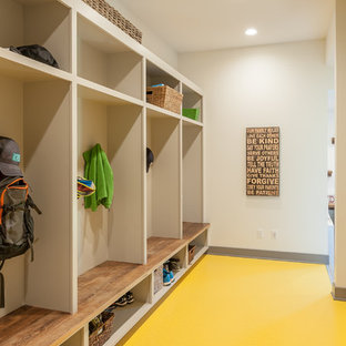 Неиссякаемый источник вдохновения для домашнего уюта: тамбур среднего размера в стиле современная классика с серебряными стенами, полом из винила, одностворчатой входной дверью и входной дверью из темного дерева