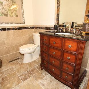 Cette image montre un WC et toilettes traditionnel avec du carrelage en travertin.