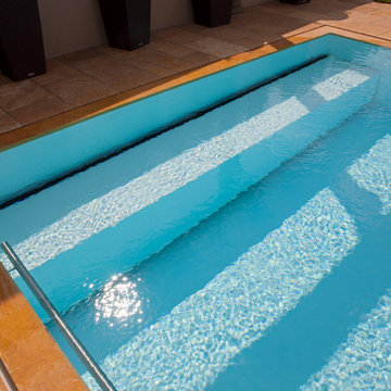 Sitzbank im Schwimmbad