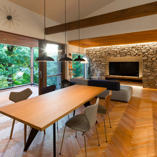 東京23区のコンテンポラリースタイルのLDKの画像 (無垢フローリング)