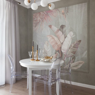 Idées déco pour une petite salle à manger classique avec sol en stratifié, un sol beige, un mur multicolore et aucune cheminée.