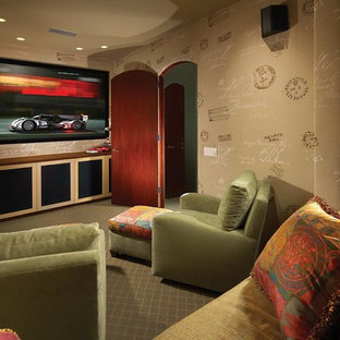 Imagen de cine en casa cerrado, mediterráneo, con paredes multicolor, moqueta y televisor colgado en la pared