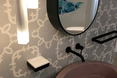 Immagine di una piccola stanza da bagno con doccia contemporanea con ante nere, pareti grigie, pavimento in cementine, lavabo a bacinella e pavimento beige