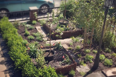 Diseño de jardín pequeño en patio delantero con exposición total al sol, adoquines de piedra natural y huerto