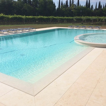 Bordo Piscina e pavimentazione in Pietra della Lessinia