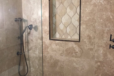 Foto de cuarto de baño clásico con ducha abierta, paredes beige, ducha abierta, baldosas y/o azulejos beige, encimera de cuarzo compacto y encimeras blancas